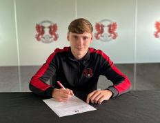 官方：曼联与19岁中场穆尔豪斯续约3+1，将他外租至莱顿东方(guan fang man lian yu sui zhong chang mu er hao si xu yue jiang ta wai zu zhi lai dun dong fang)