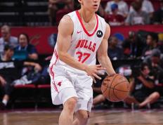 河村勇辉签约芝加哥公牛，草根逆袭重返NBA