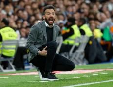 阿斯：瓦伦西亚考虑补强后防线，想买一个能客串右后卫的球员(a si wa lun xi ya kao lyu bu qiang hou fang xian xiang mai yi ge neng ke chuan you hou wei de qiu yuan)