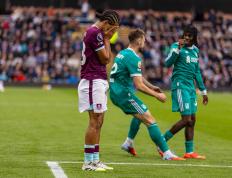 （体育）足球——英超：利物浦胜伯恩利