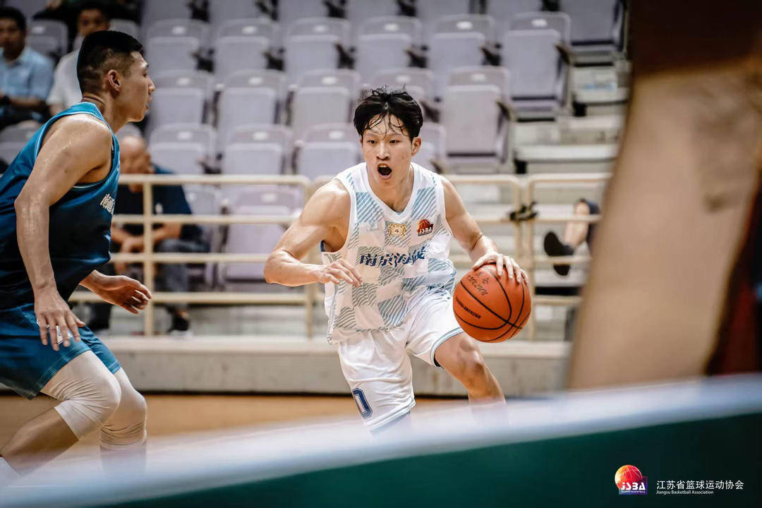 从苏超赛场到CBA舞台：草根球员的成长土壤(cong su chao sai chang dao wu tai cao gen qiu yuan de cheng zhang tu rang)