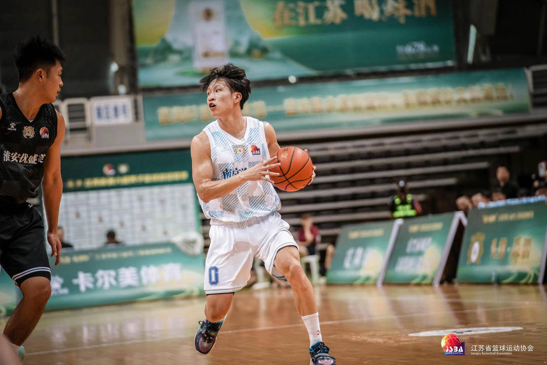 从苏超赛场到CBA舞台：草根球员的成长土壤(cong su chao sai chang dao wu tai cao gen qiu yuan de cheng zhang tu rang)