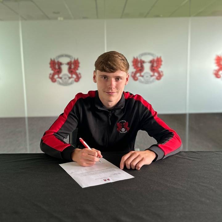 官方：曼联与19岁中场穆尔豪斯续约3+1，将他外租至莱顿东方(guan fang man lian yu sui zhong chang mu er hao si xu yue jiang ta wai zu zhi lai dun dong fang)