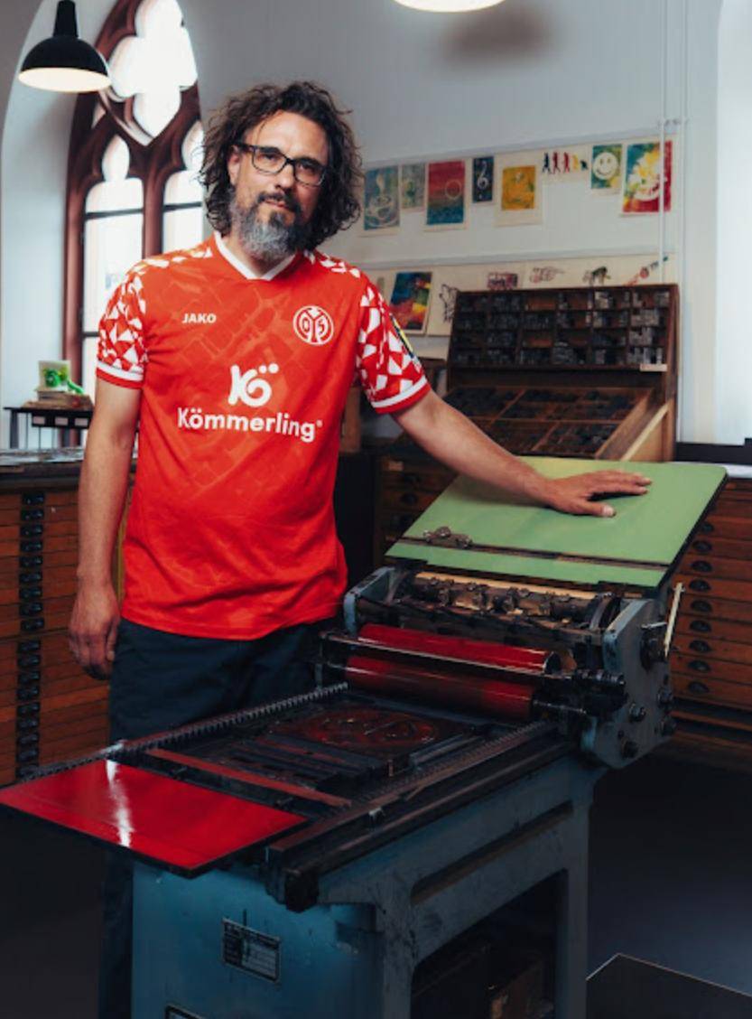 美因茨05足球俱乐部发布25/26赛季全新主场球衣