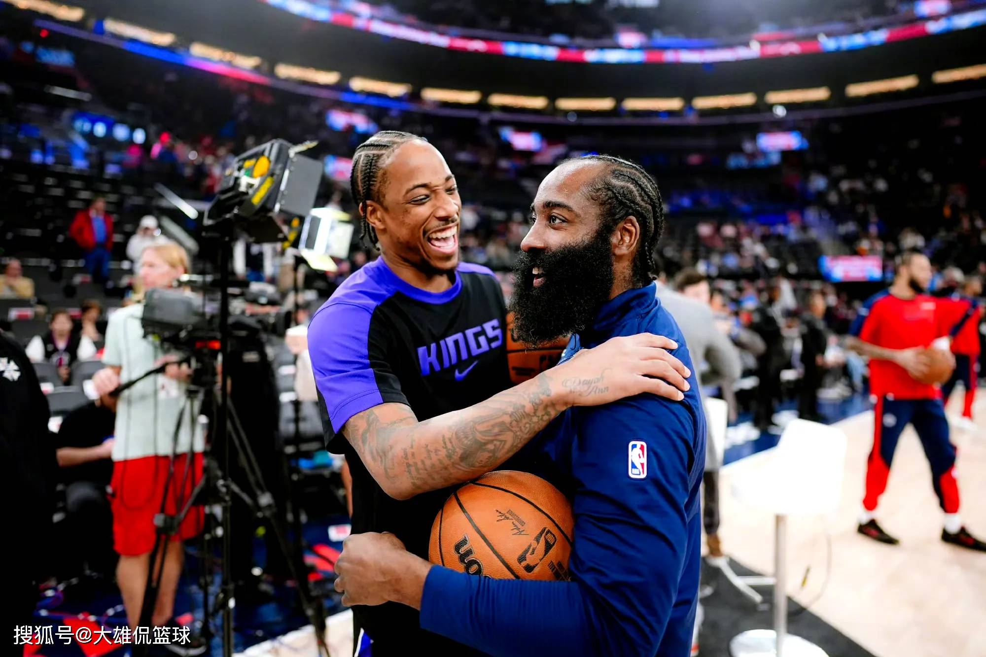 四队重磅交易，德罗赞加入洛杉矶快船，国王甩掉拉文的毒药合同(si dui zhong bang jiao yi de luo zan jia ru luo shan ji kuai chuan guo wang shuai diao la wen de du yao he tong)