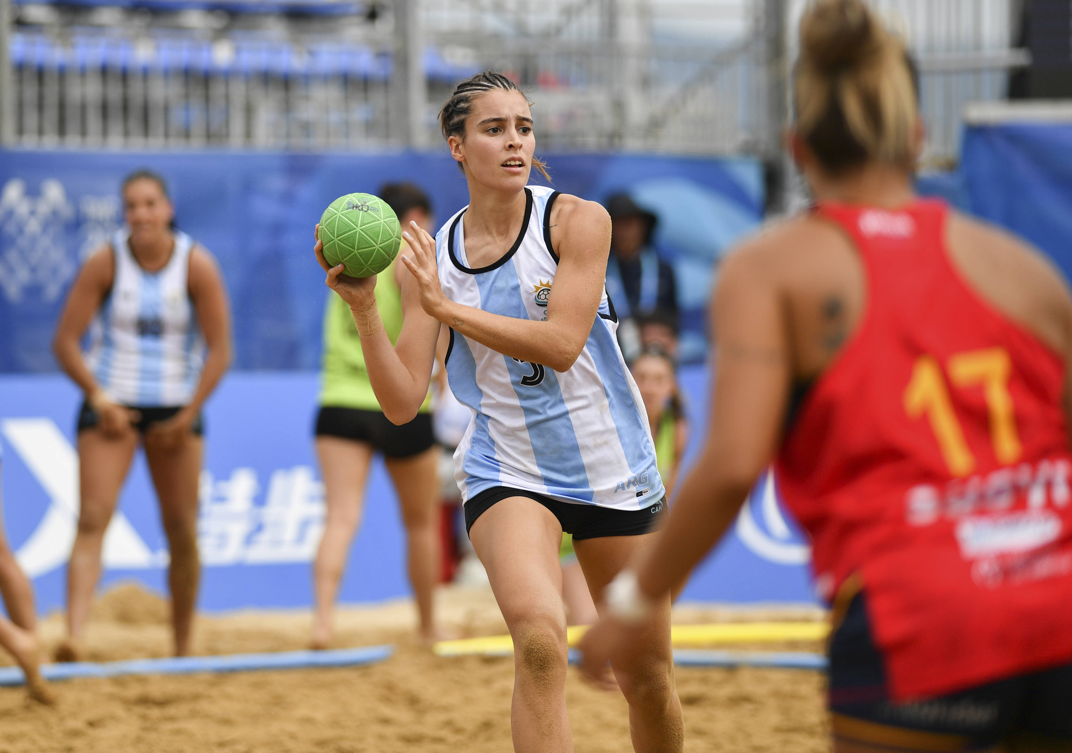 （成都世运会）沙滩手球——女子半决赛：阿根廷队战胜西班牙队(cheng du shi yun hui sha tan shou qiu nyu zi ban jue sai a gen ting dui zhan sheng xi ban ya dui)