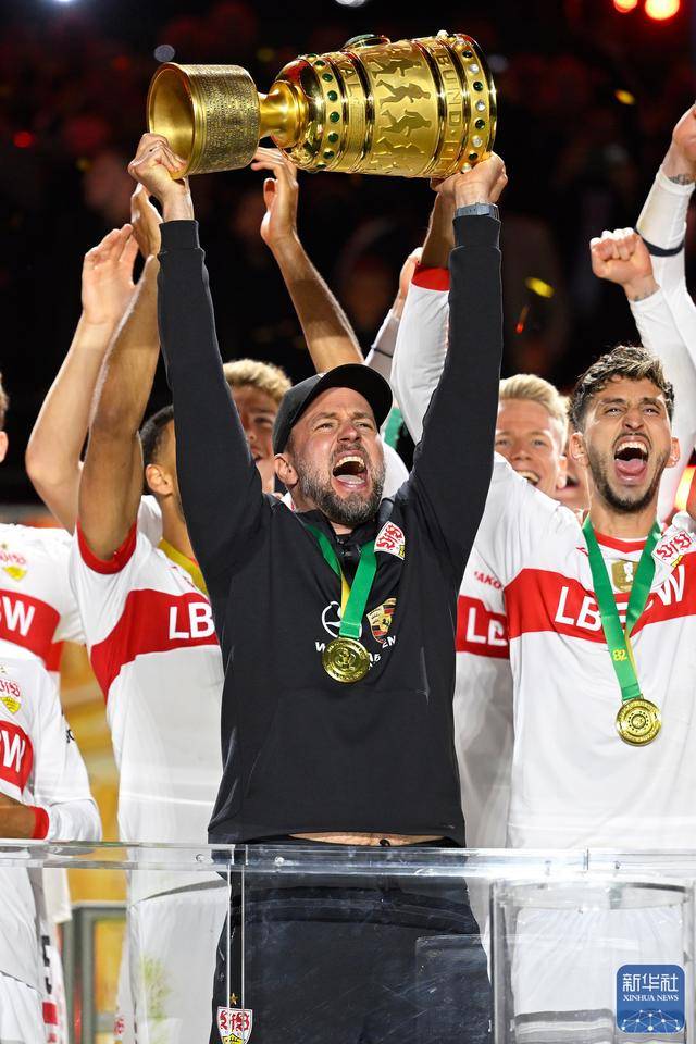 足球 | 德国杯：斯图加特队夺冠(zu qiu de guo bei si tu jia te dui duo guan)