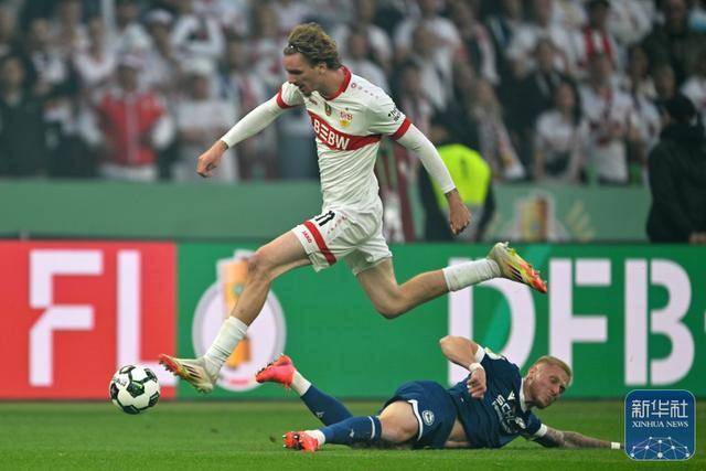 足球 | 德国杯：斯图加特队夺冠(zu qiu de guo bei si tu jia te dui duo guan)