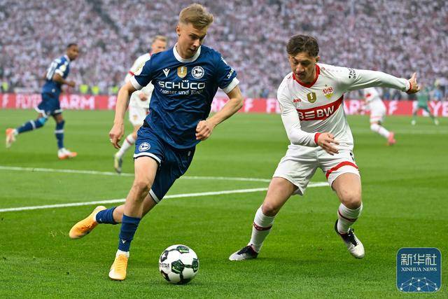 足球 | 德国杯：斯图加特队夺冠(zu qiu de guo bei si tu jia te dui duo guan)