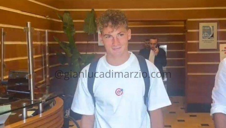 S-埃斯波西托接受卡利亚里的体检：很高兴来到这里，加油卡利亚里(ai si bo xi tuo jie shou ka li ya li de ti jian hen gao xing lai dao zhe li jia you ka li ya li)