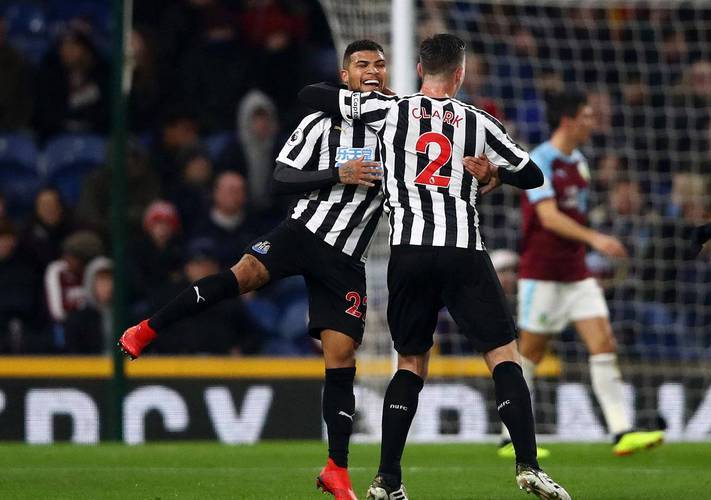 英超揭幕战：阿斯顿维拉 VS 纽卡斯尔联，巅峰对决看点十足(ying chao jie mu zhan a si dun wei la niu ka si er lian dian feng dui jue kan dian shi zu)