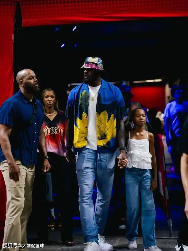 詹姆斯前队友提议老詹离开湖人，暗示队友不如加入迈阿密热火(zhan mu si qian dui you ti yi lao zhan li kai hu ren an shi dui you bu ru jia ru mai a mi re huo)