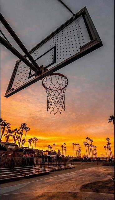 斯台普斯中心见证洛杉矶湖人的关键胜利(si tai pu si zhong xin jian zheng luo shan ji hu ren de guan jian sheng li)