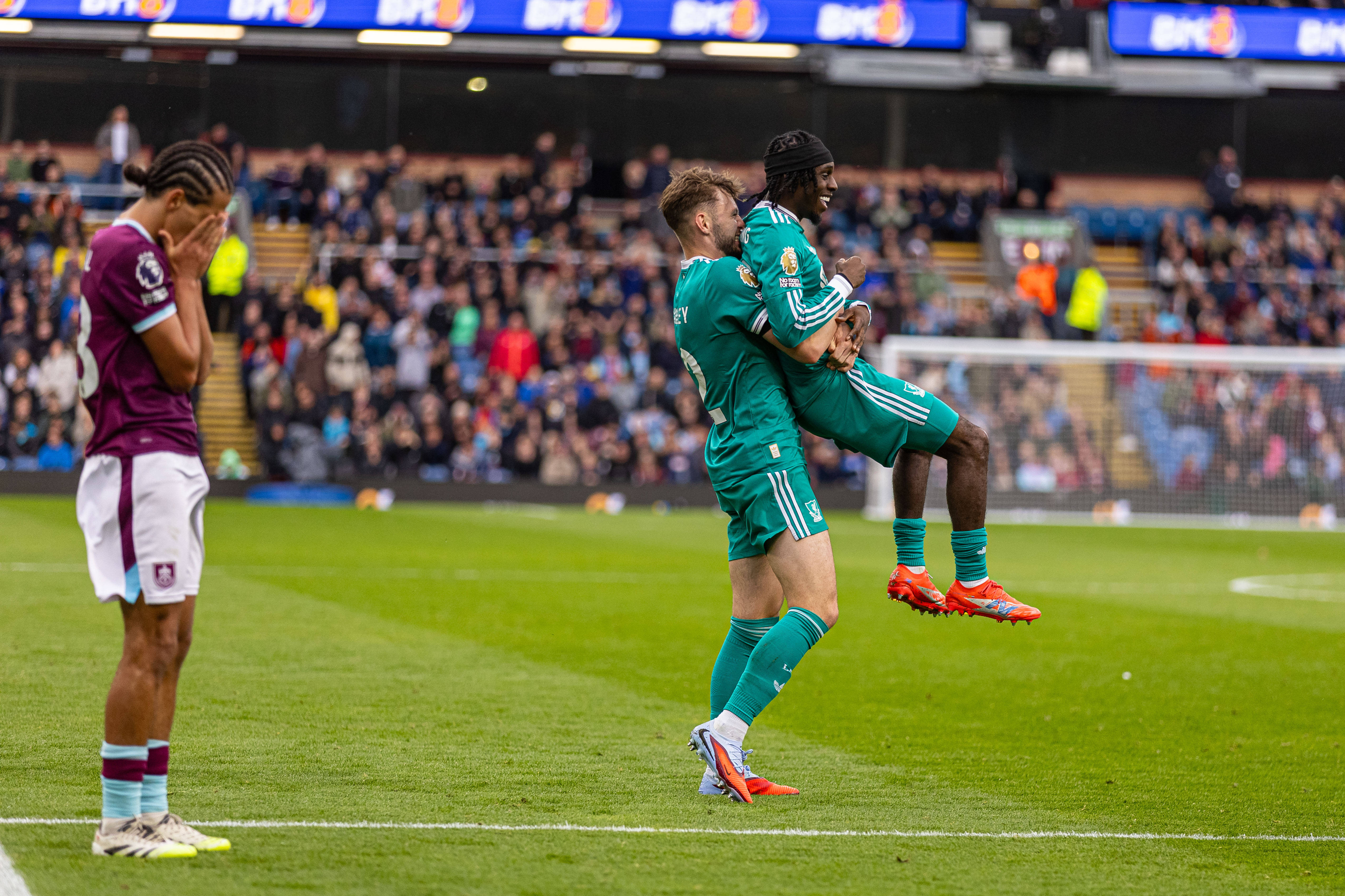 （体育）足球——英超：利物浦胜伯恩利